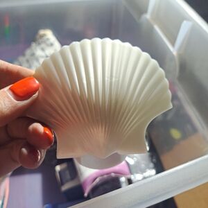 Yankee Candle White Shell-Shaped Plug In